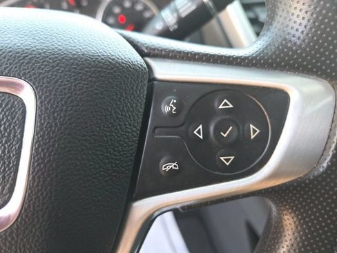 Used 2021 GMC Acadia SLE FWD image 17