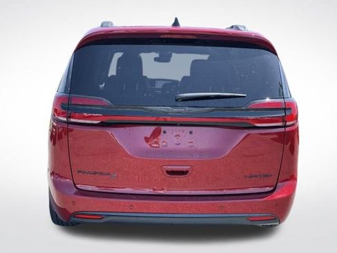Certified 2025 Chrysler Pacifica Limited FWD image 7