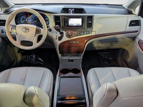 Used 2014 Toyota Sienna XLE image 17