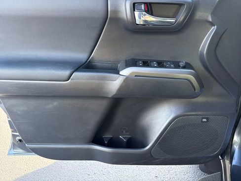 Used 2022 Toyota Tacoma TRD Sport image 12