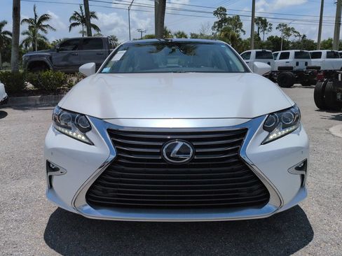 Used 2018 Lexus ES 350 w/ Luxury Package w/Wood Trim FWD image 3