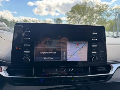 Used 2021 Toyota Sienna Limited image 16