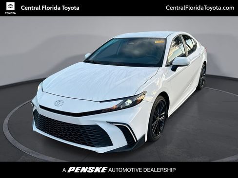 Used 2025 Toyota Camry SE FWD image 1