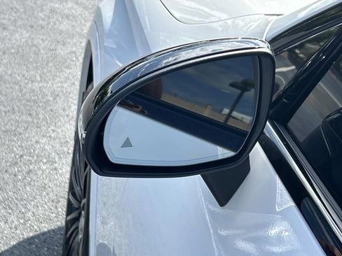 Used 2025 Mercedes-Benz GLC 300 4MATIC image 16