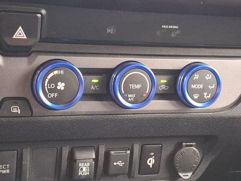 Used 2020 Toyota Tacoma TRD Off-Road AWD/4WD image 17