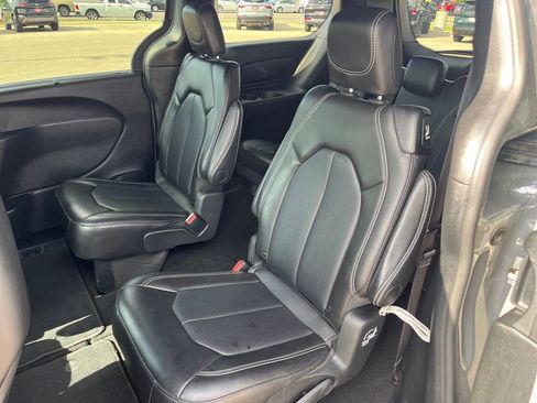 Used 2025 Chrysler Pacifica Select FWD image 15