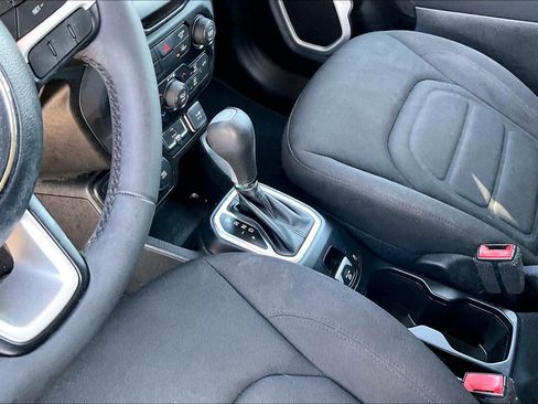 Used 2021 Jeep Renegade Latitude image 15