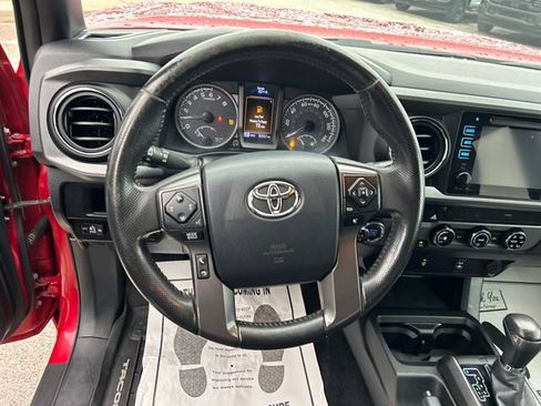 Used 2017 Toyota Tacoma TRD Off-Road image 12
