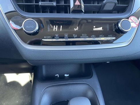 Used 2025 Toyota Corolla LE image 40