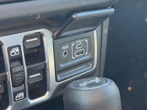 Used 2025 Jeep Wrangler Unlimited Sahara image 24