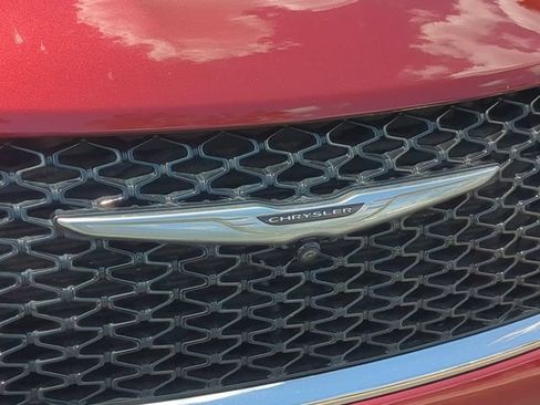 Used 2023 Chrysler Pacifica Touring-L FWD image 13