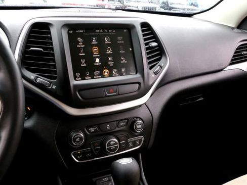 Used 2016 Jeep Cherokee Latitude w/ Comfort/Convenience Group FWD image 17