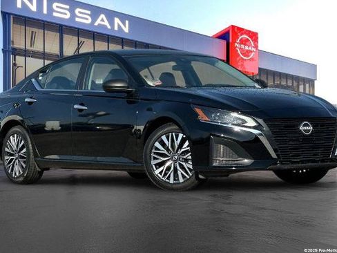 Certified 2025 Nissan Altima 2.5 SV FWD image 1