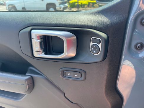Used 2024 Jeep Gladiator Sport AWD/4WD image 8