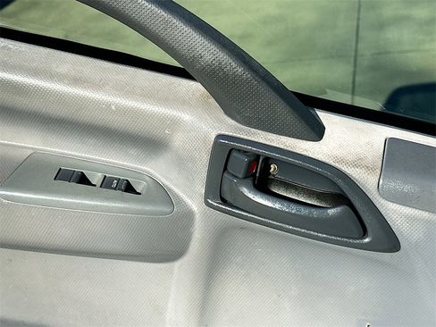 Used 2018 Isuzu NPR HD image 23