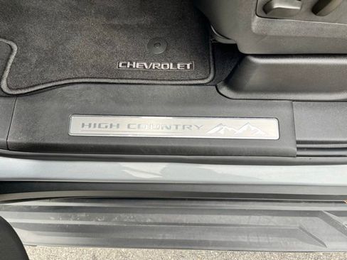 Used 2025 Chevrolet Tahoe High Country AWD/4WD image 22