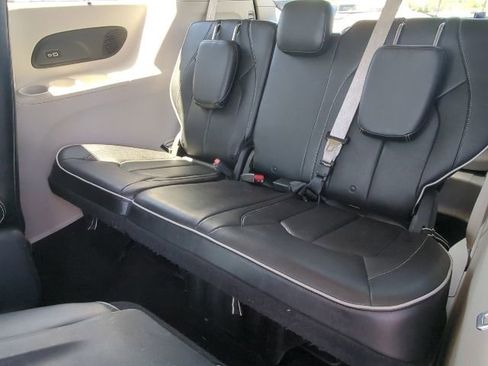 Used 2021 Chrysler Pacifica Limited FWD image 29