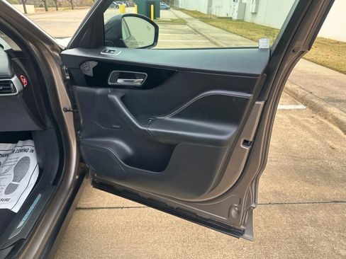 Used 2017 Jaguar F-PACE R-Sport image 31