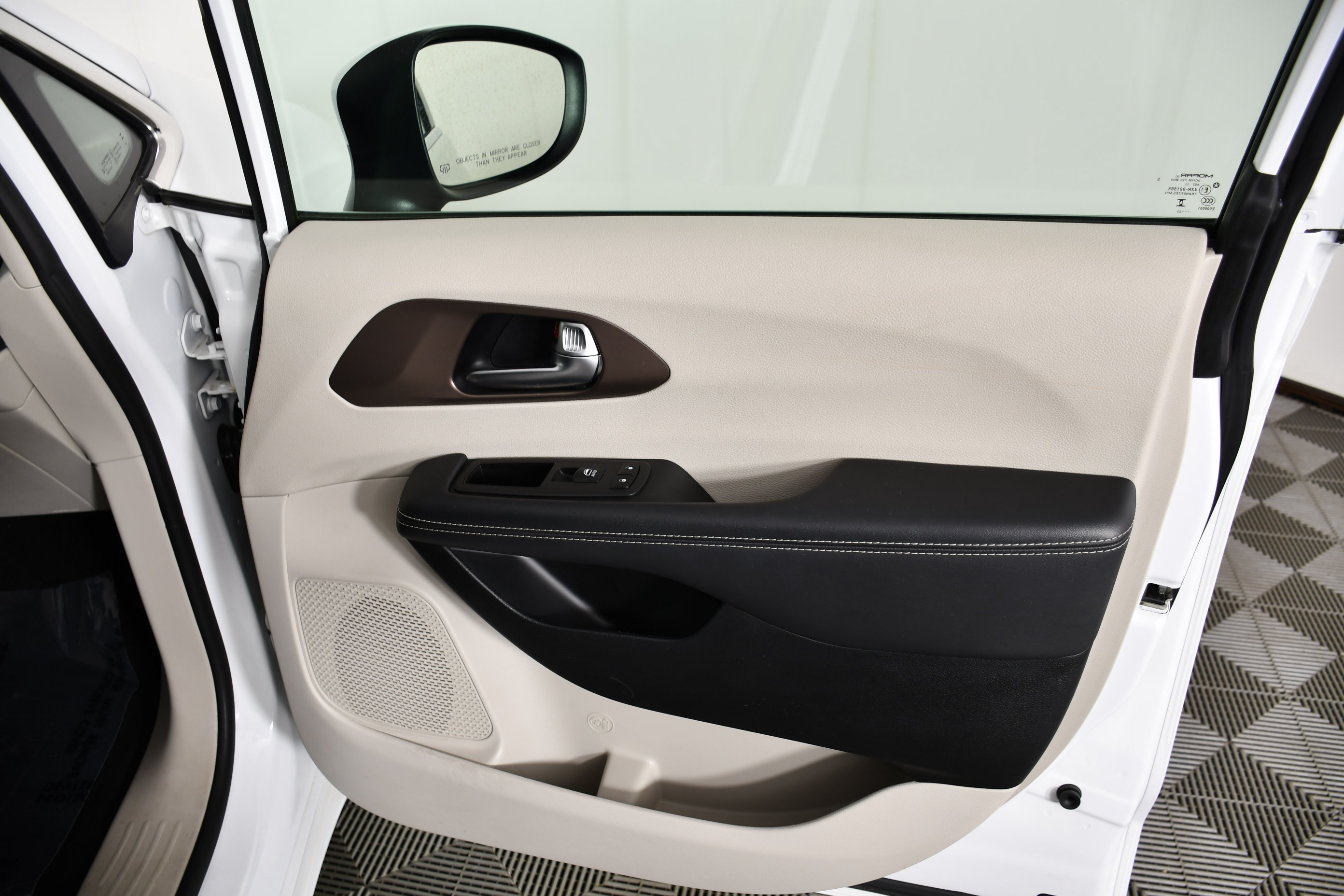 Used 2023 Chrysler Voyager LX FWD image 39