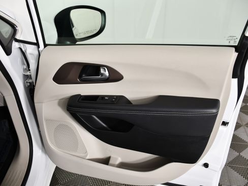 Used 2023 Chrysler Voyager LX FWD image 39