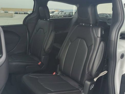 New 2026 Chrysler Pacifica Select image 13