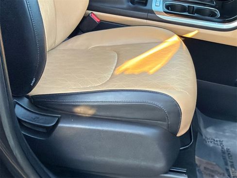 Used 2023 Kia Carnival LX image 8