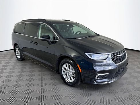 Used 2022 Chrysler Pacifica Touring-L image 4
