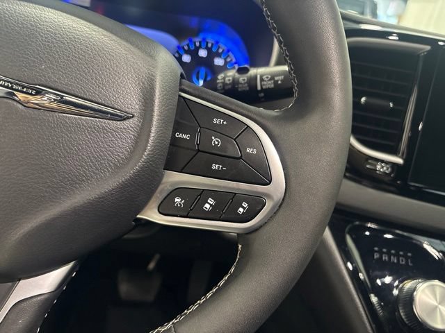 Used 2025 Chrysler Pacifica Select FWD image 17