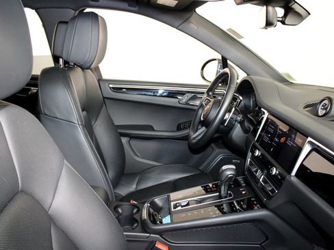 Certified 2023 Porsche Macan AWD/4WD image 28
