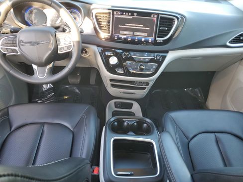 Used 2023 Chrysler Pacifica Touring-L FWD image 10