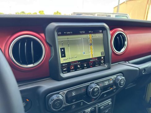 Used 2023 Jeep Gladiator Rubicon AWD/4WD image 14