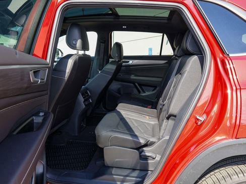 Certified 2025 Volkswagen Atlas Cross Sport SE w/ Panoramic Sunroof Package image 16