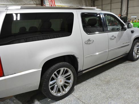 Used 2011 Cadillac Escalade ESV Premium image 7