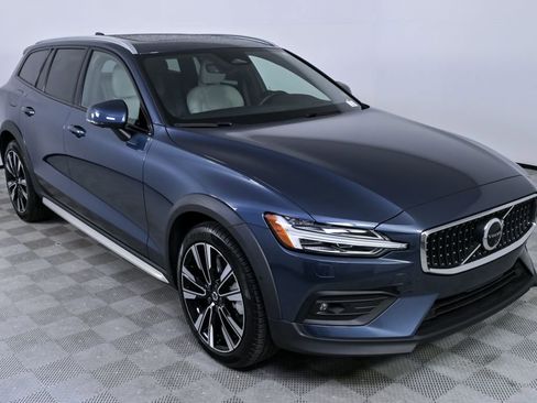 Certified 2025 Volvo V60 B5 Cross Country Ultra image 28