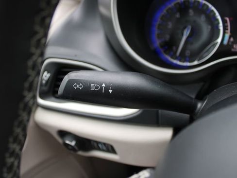 Used 2022 Chrysler Pacifica Touring-L FWD image 10