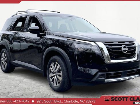 New 2025 Nissan Pathfinder SL image 1