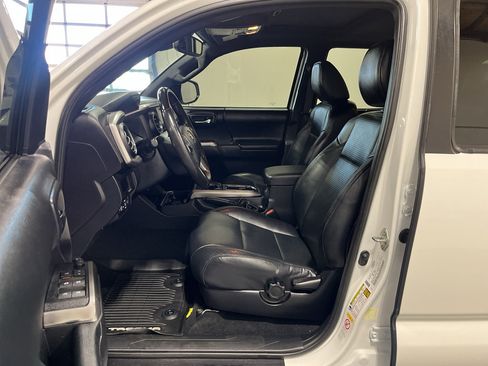 Used 2019 Toyota Tacoma Limited AWD/4WD image 22