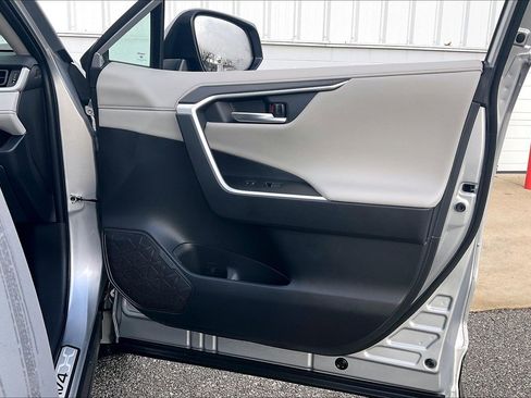 Used 2025 Toyota RAV4 Limited image 29