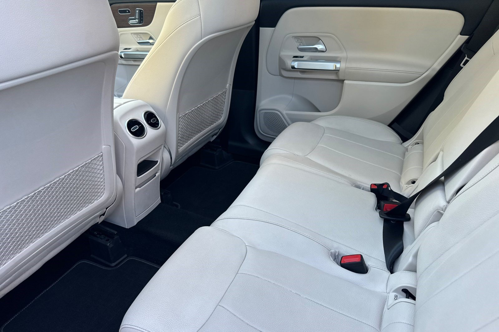 Used 2023 Mercedes-Benz GLB 250 w/ Premium Package image 30