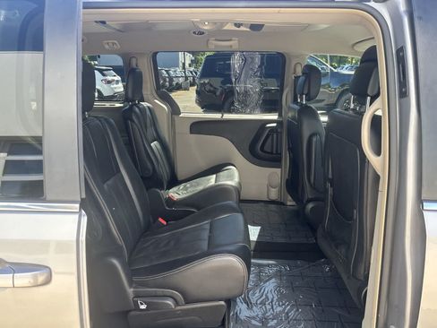 Used 2015 Chrysler Town & Country Touring FWD image 10