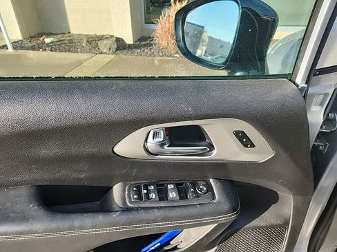 Used 2023 Chrysler Pacifica Limited w/ S Appearance Package image 15