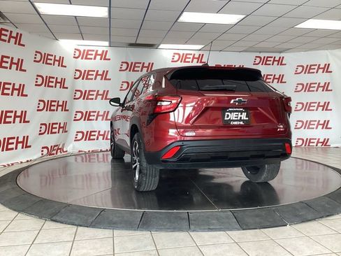 Used 2025 Chevrolet Trax RS w/ Sunroof Package FWD image 5