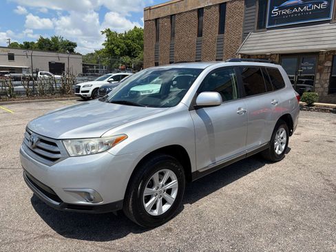 Used 2012 Toyota Highlander FWD w/ Tech Pkg image 1