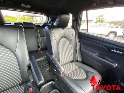 Used 2022 Toyota Highlander XSE AWD/4WD image 27