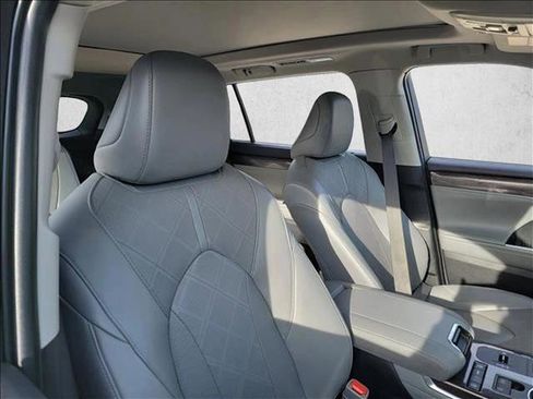 Used 2022 Toyota Highlander Platinum image 11