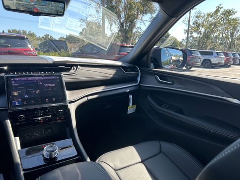 New 2025 Jeep Grand Cherokee Limited image 60