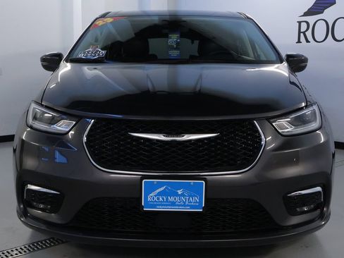 Used 2023 Chrysler Pacifica Touring-L image 2