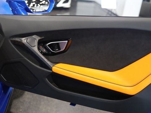 Used 2020 Lamborghini Huracan EVO RWD image 37
