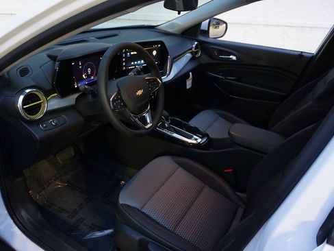 New 2026 Chevrolet Trax LT w/ Sunroof Package image 9