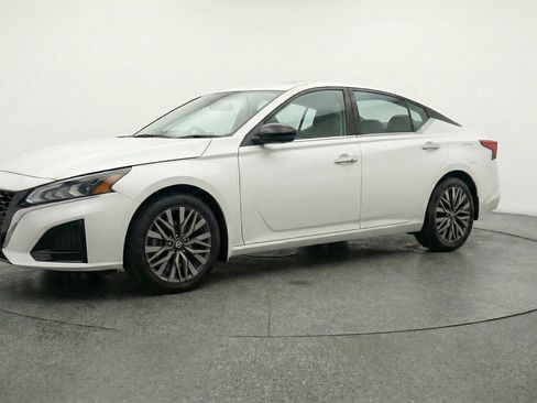 Used 2025 Nissan Altima 2.5 SV image 3